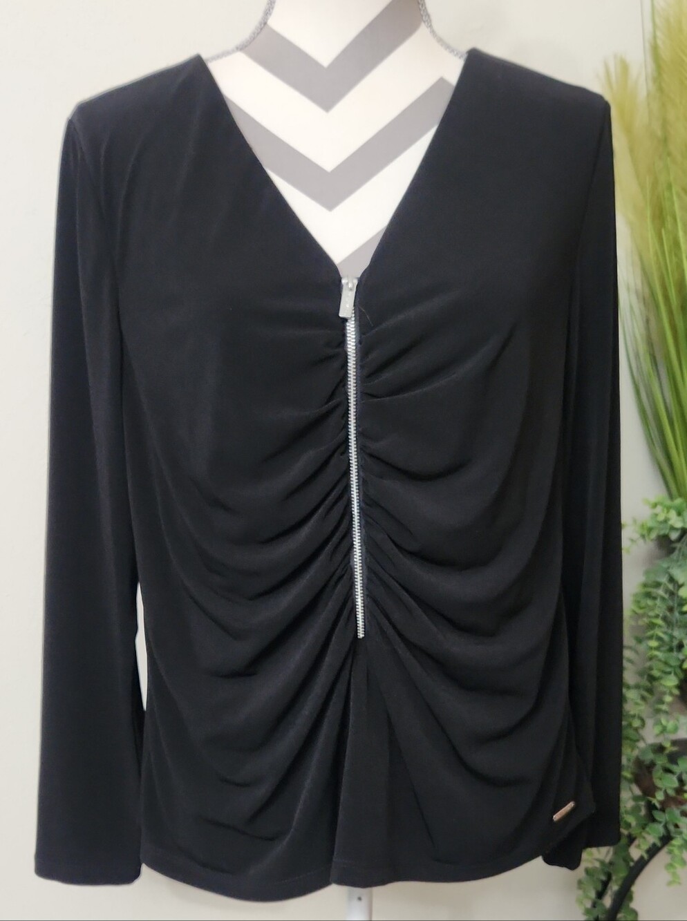 Calvin Klein Women's Black Long-Sleeve V-Neck Zip Ruched Top